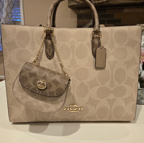 Meet your Posher, Dawn - Picture 2 of 4